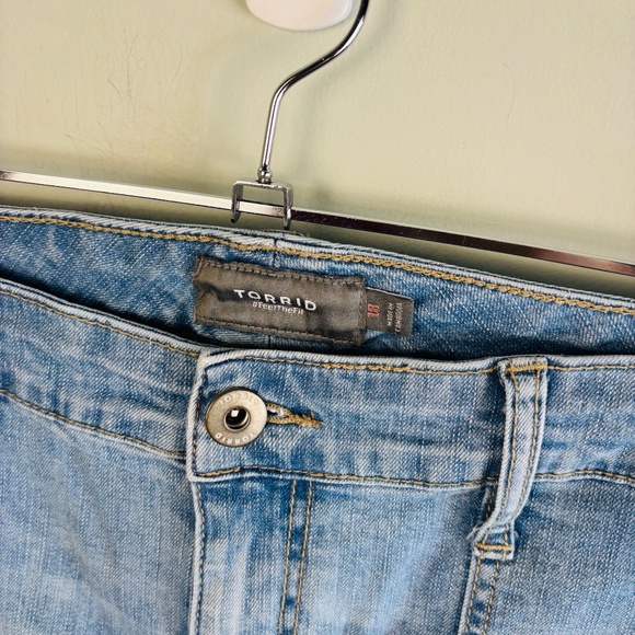 Torrid Patch Pocket Distressed Jean Short Size 18 - Picture 3 of 4